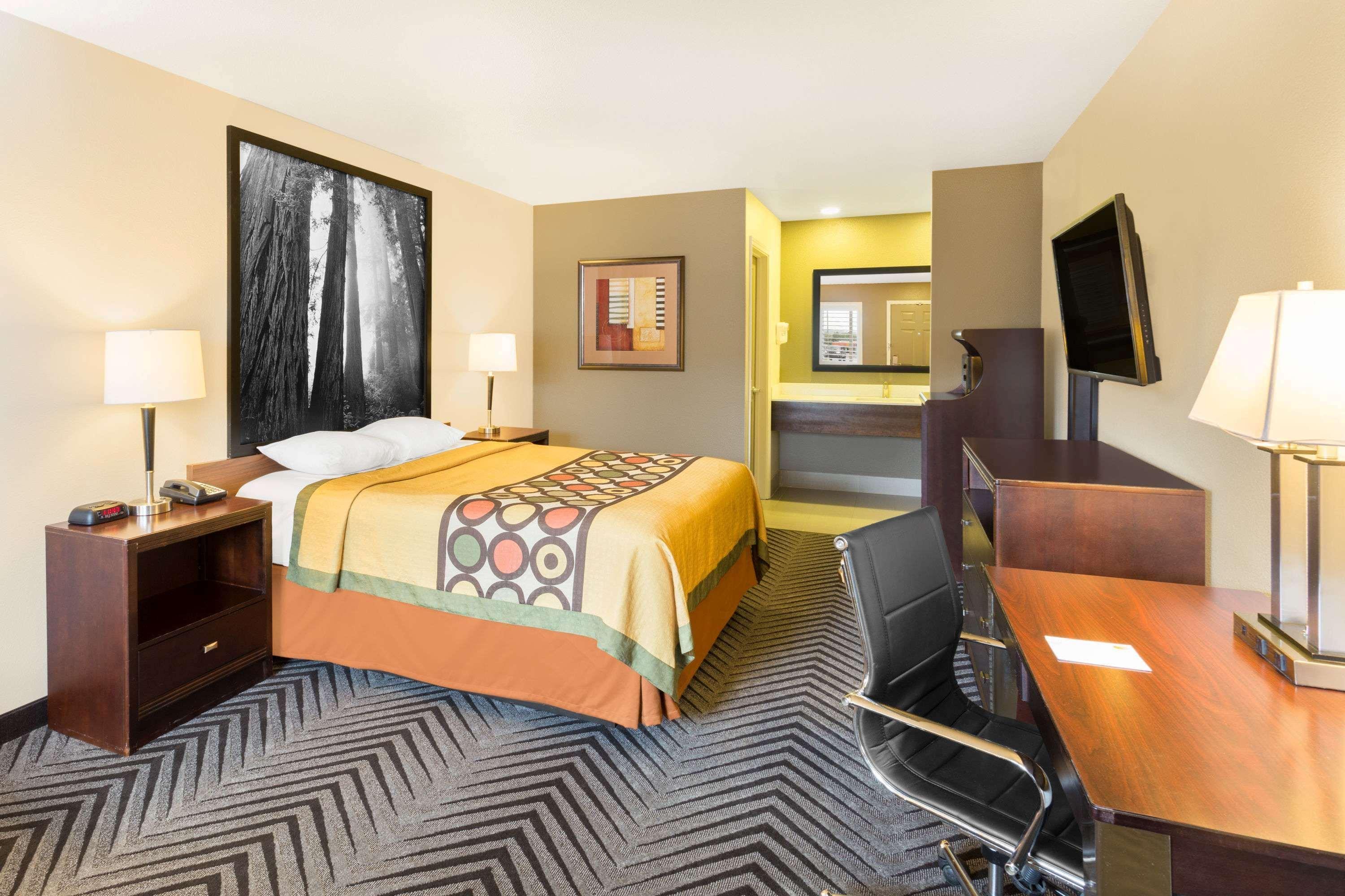 Super 8 By Wyndham Hotel Fortuna