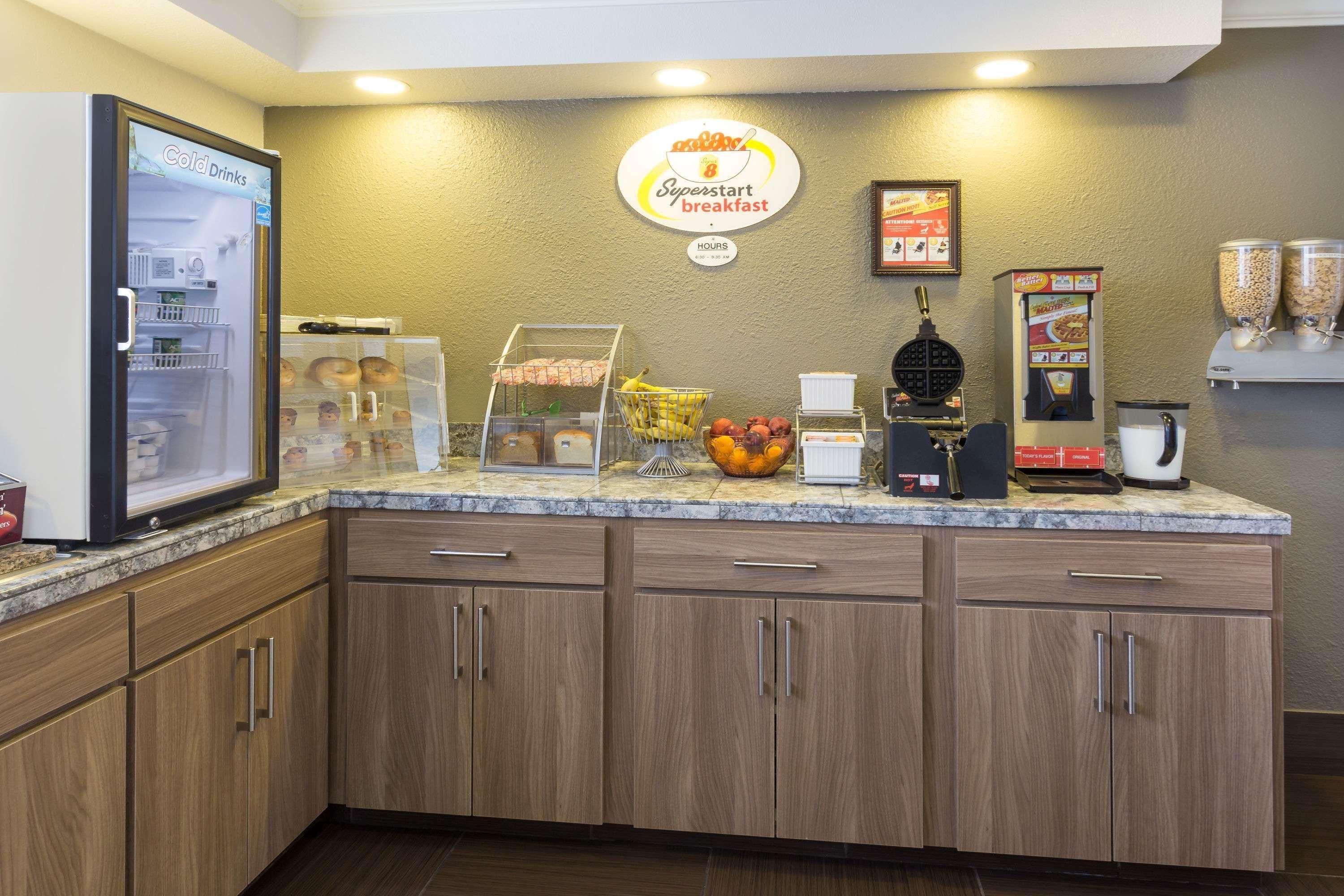 Super 8 By Wyndham Fortuna