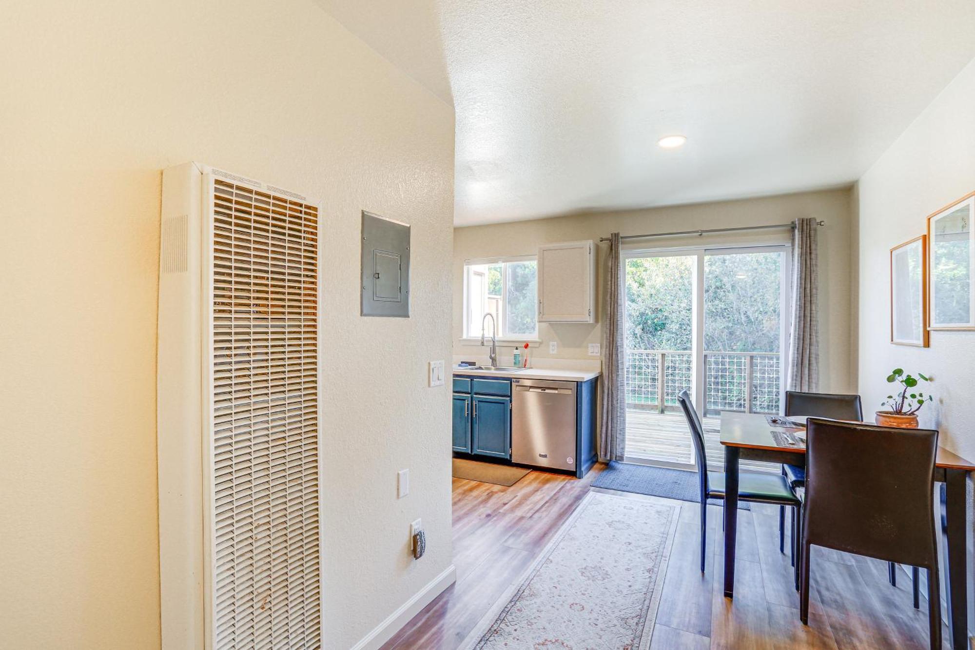Apartment Airy With Deck! *