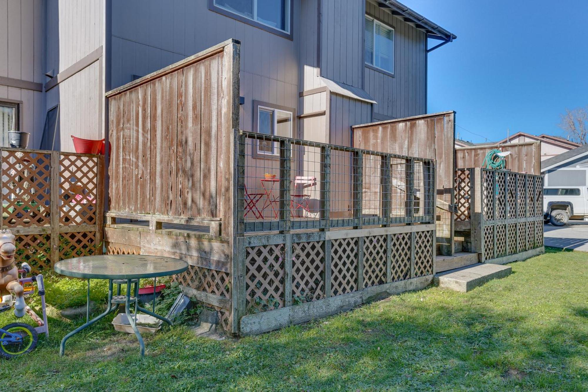 Airy With Deck! Apartment *