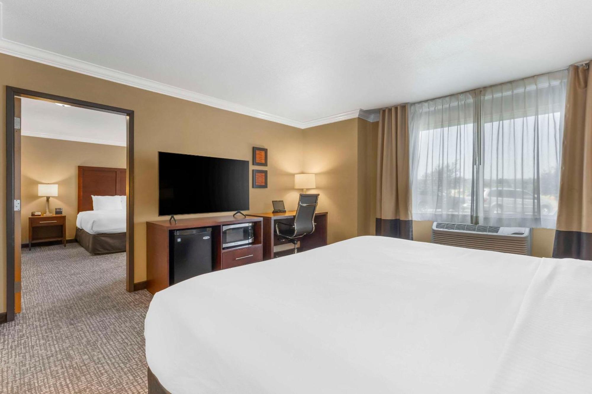 Comfort & Redwood Country Hotel