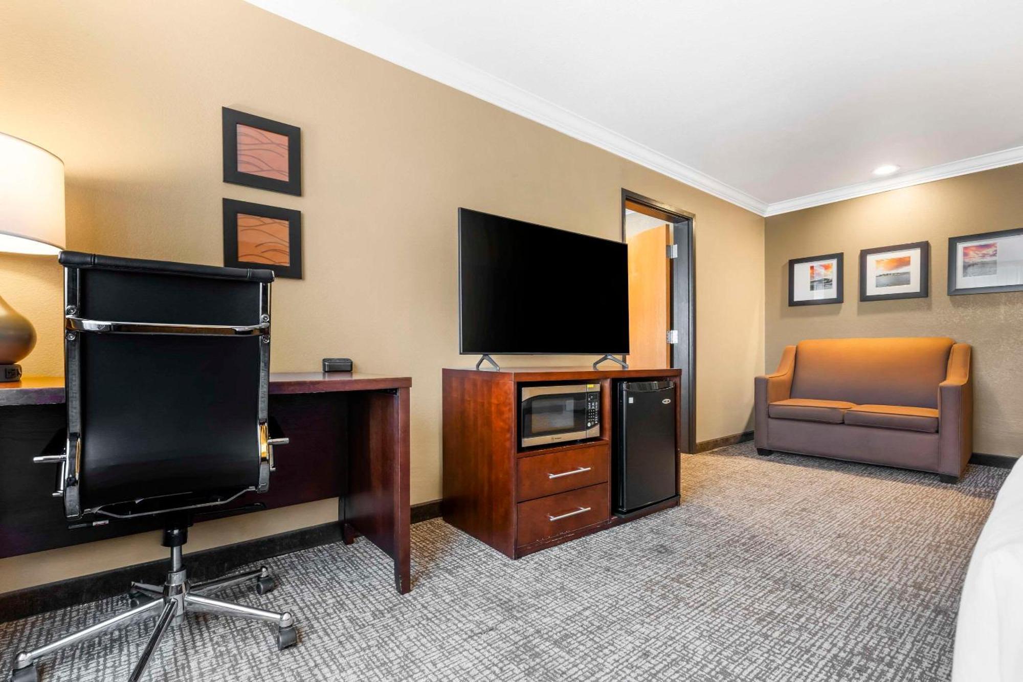 Comfort & Redwood Country Hotel