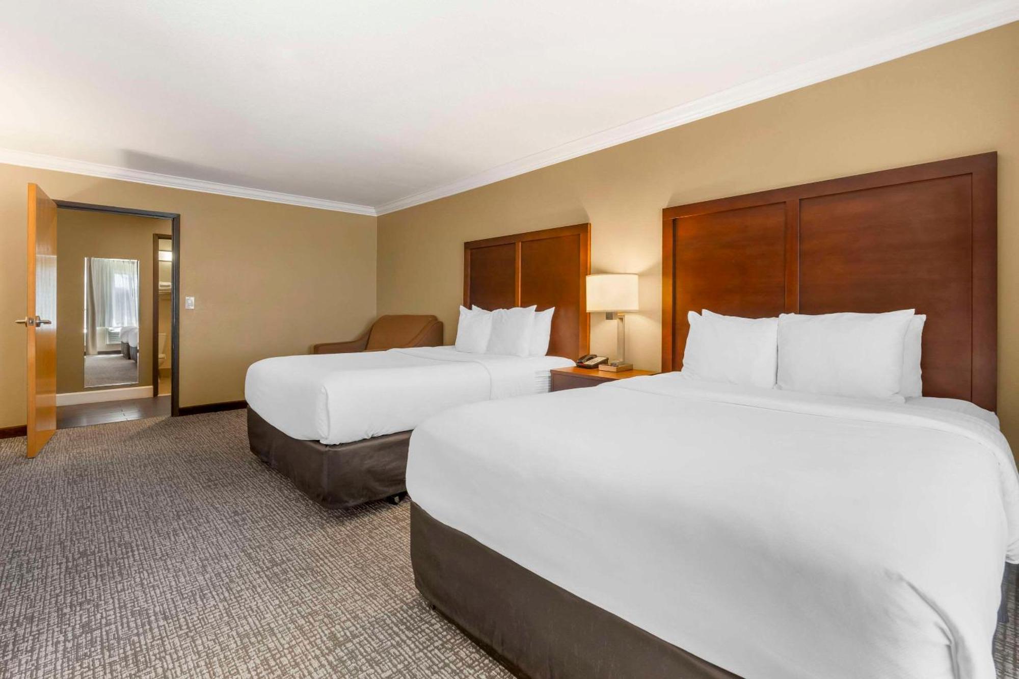 Hotel Comfort & Redwood Country