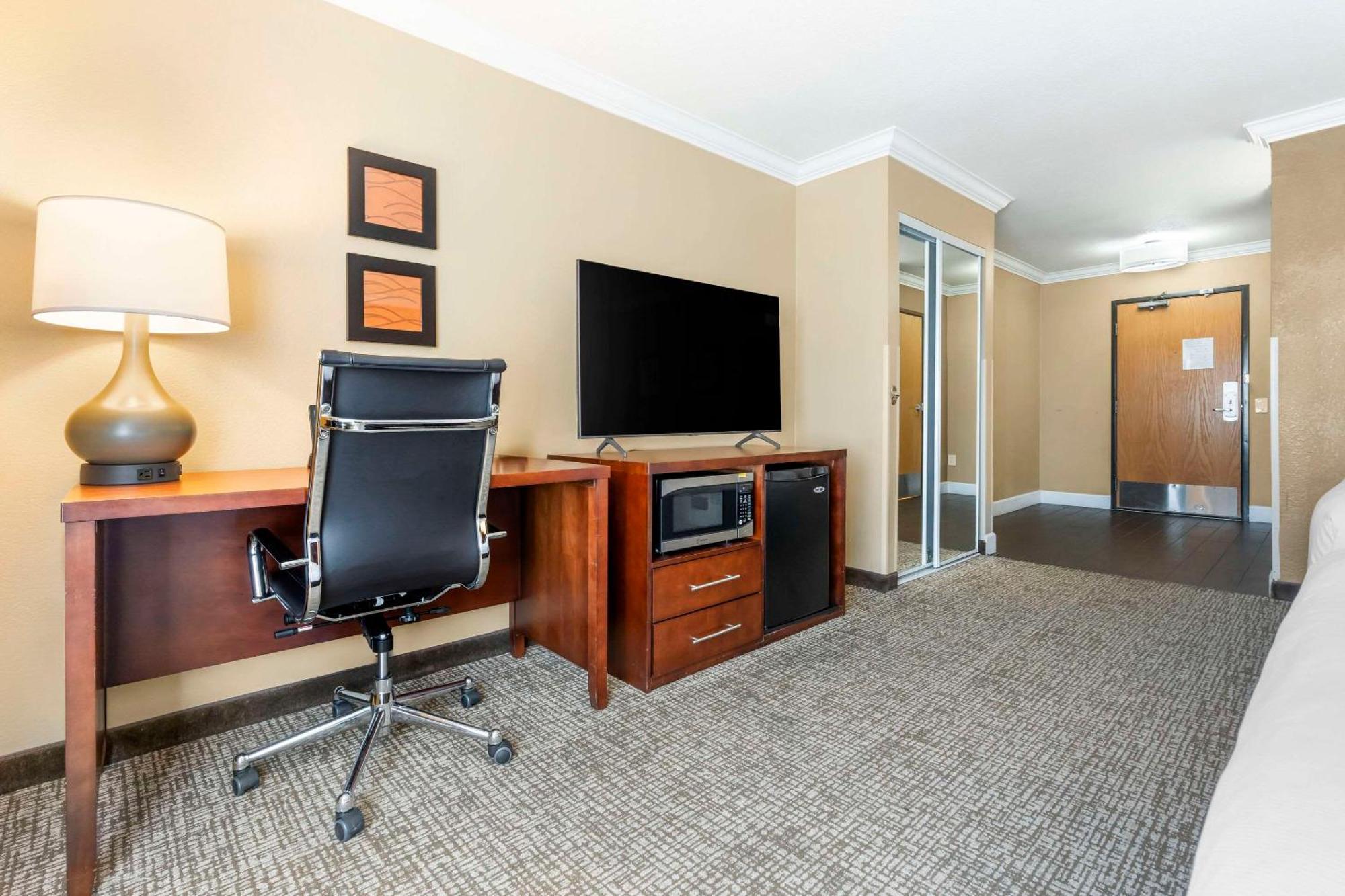 Comfort & Redwood Country Hotel 2*