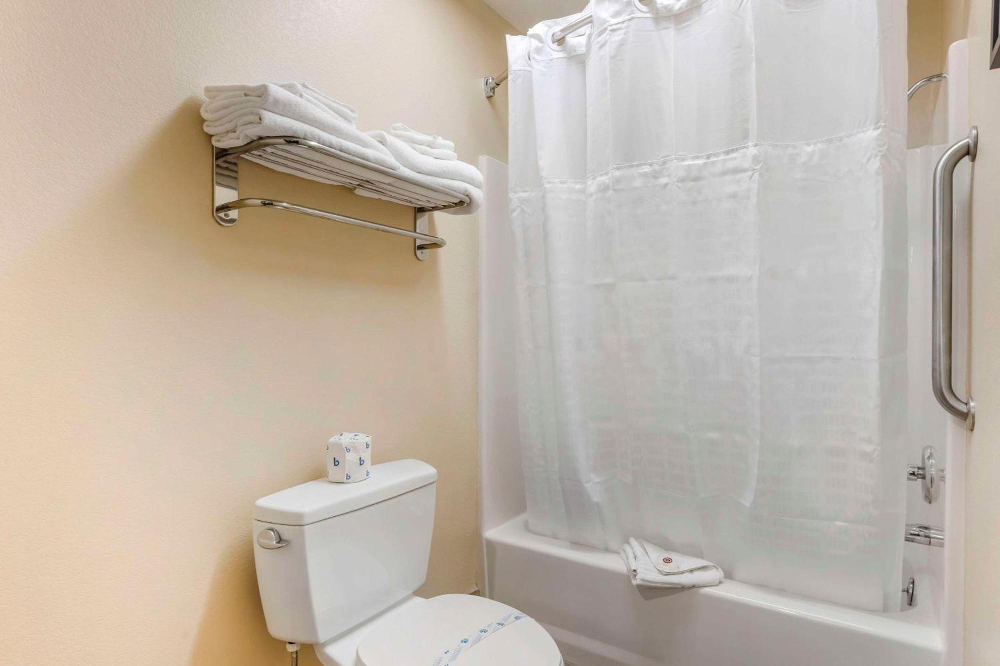 Hotel Comfort & Redwood Country 2*