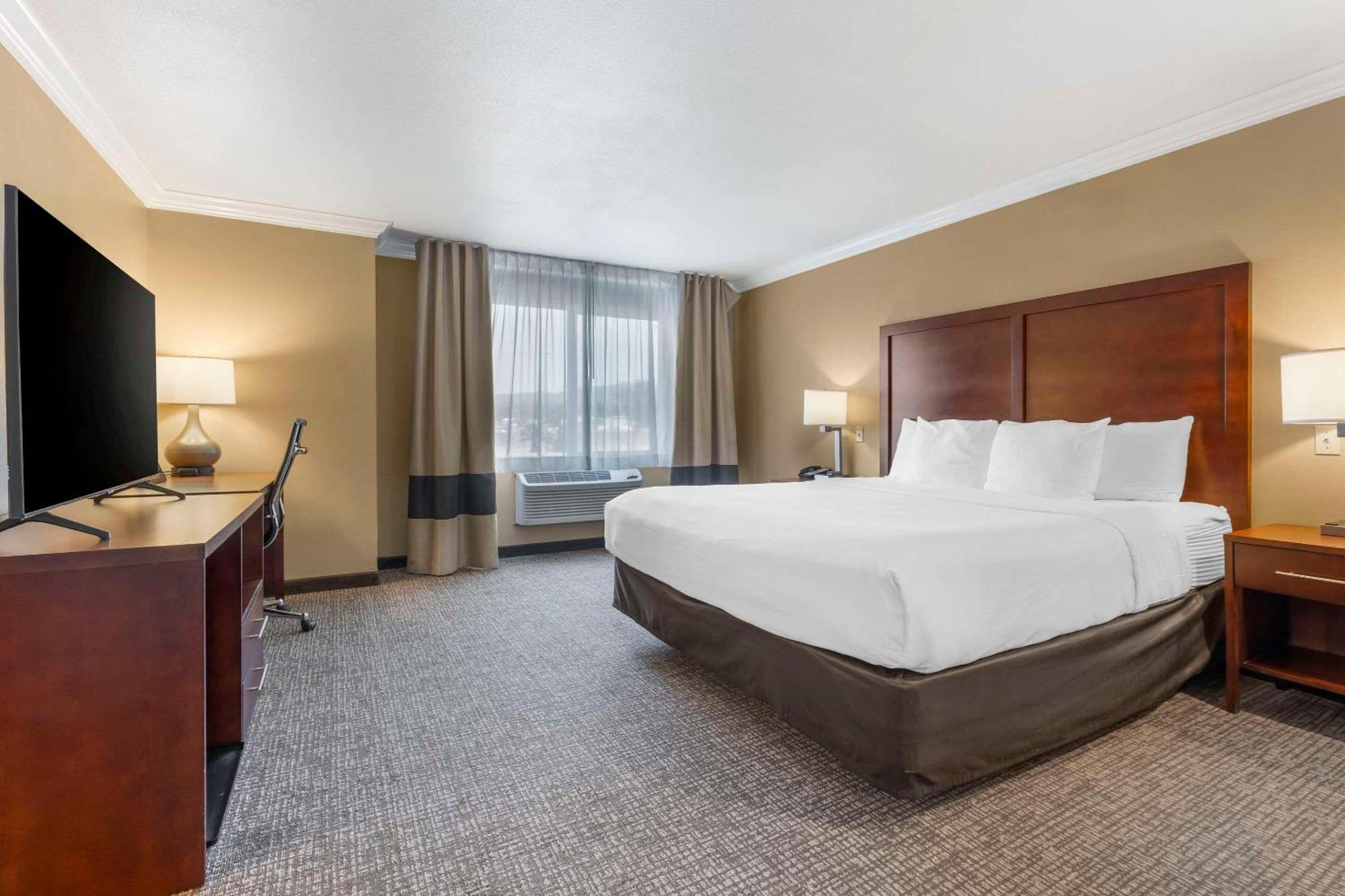 Hotel Comfort & Redwood Country