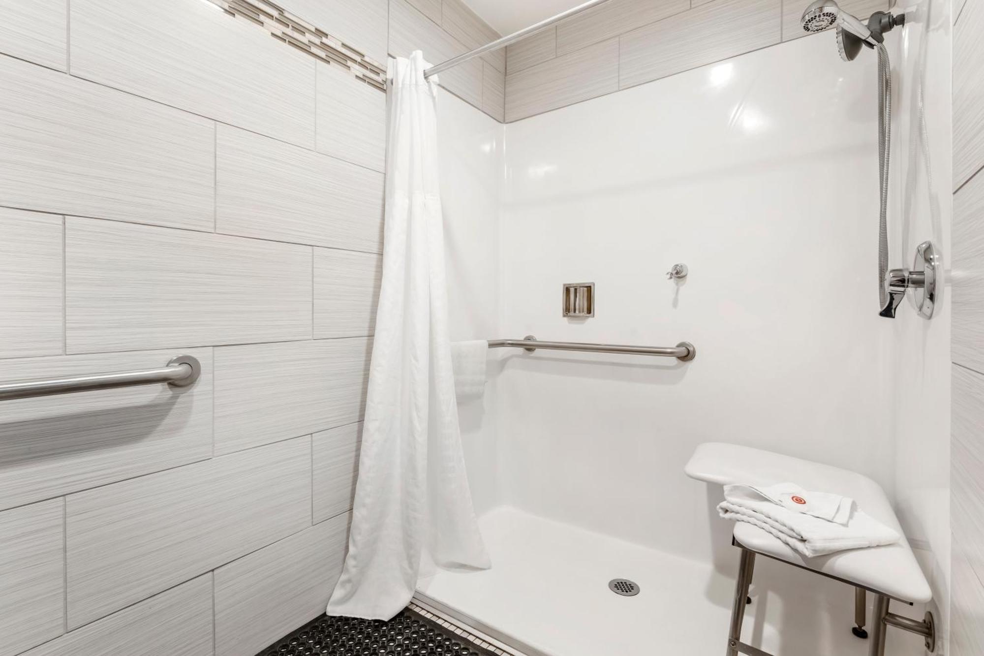 Hotel Comfort & Redwood Country 2*