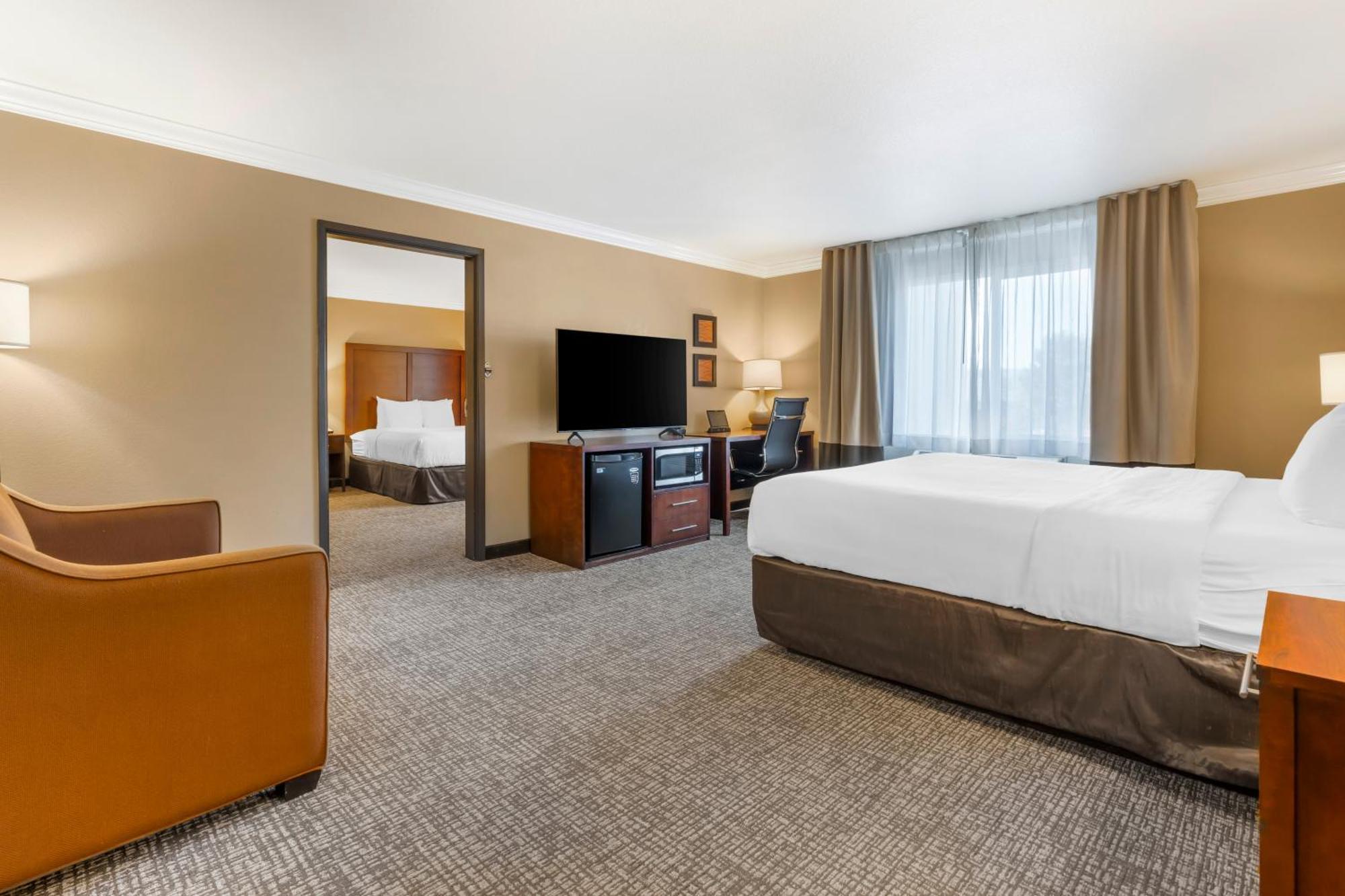 Hotel Comfort & Redwood Country 2*