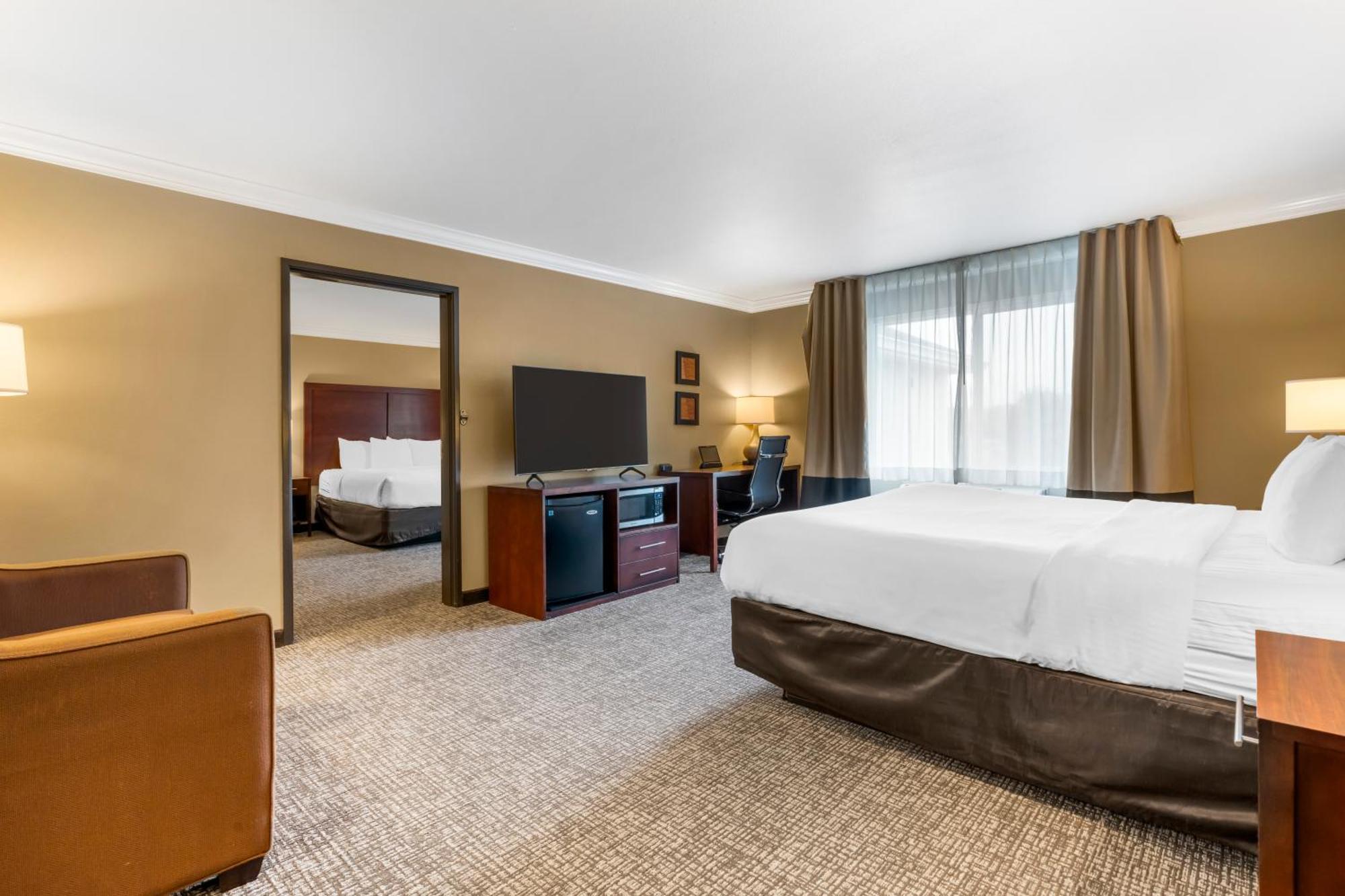 Hotel Comfort & Redwood Country