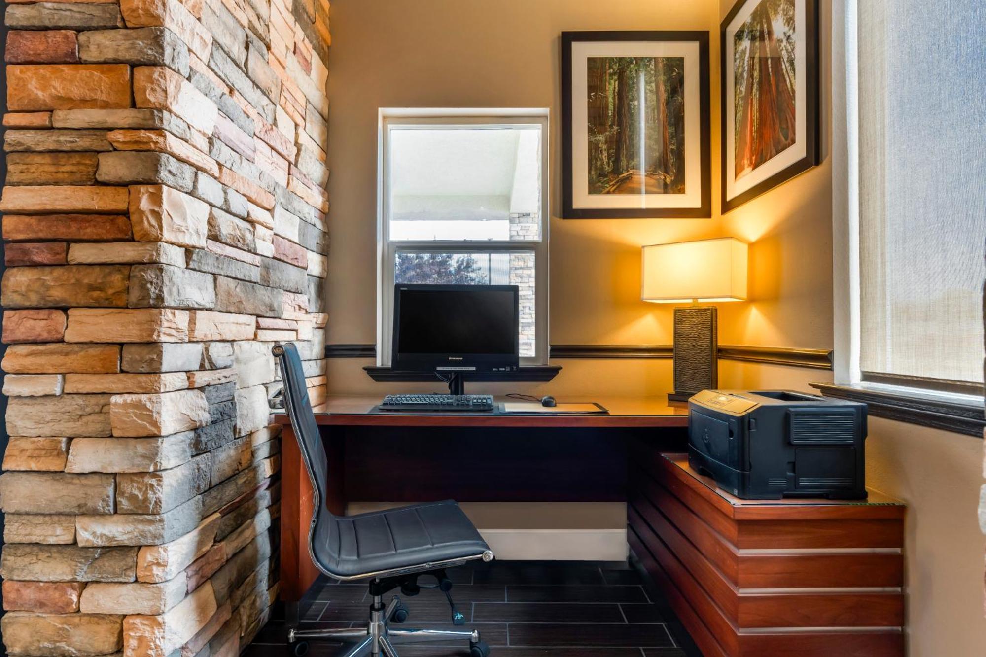 Comfort & Redwood Country Hotel