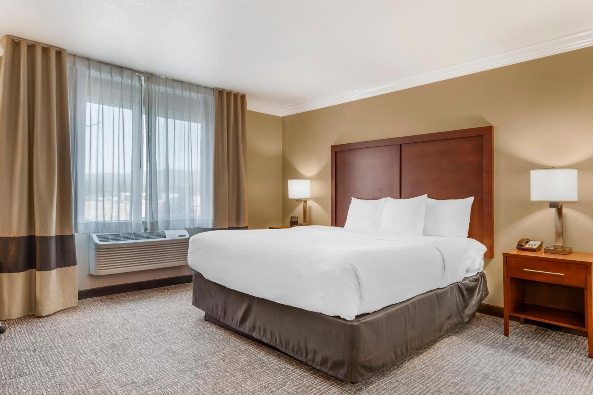Hotel Comfort & Redwood Country 2*
