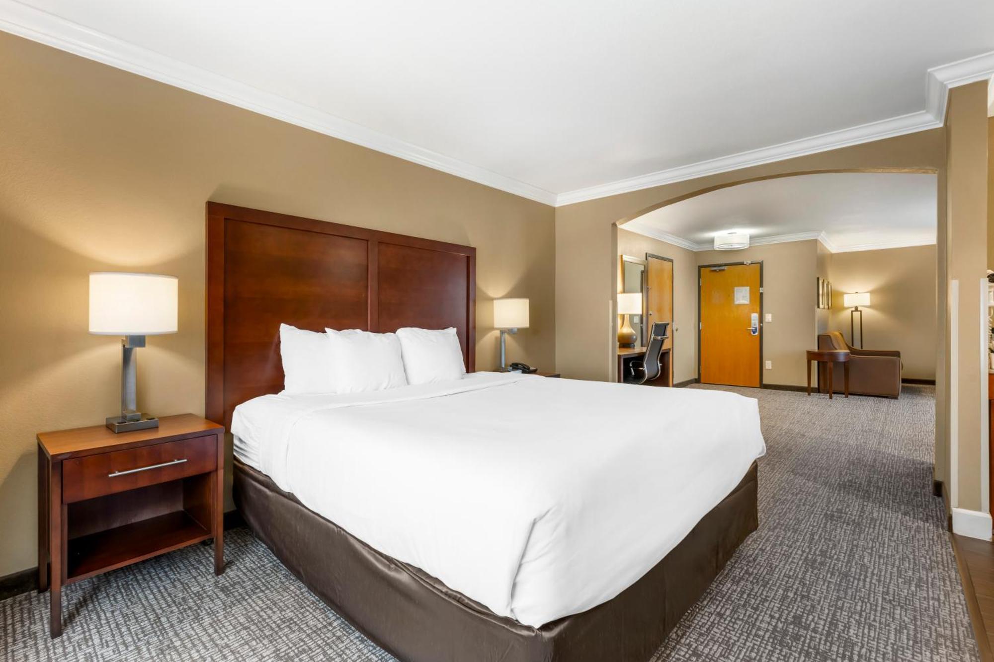 Hotel Comfort & Redwood Country