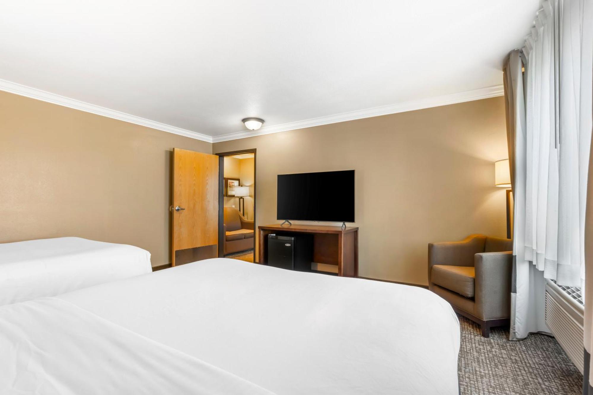 Comfort & Redwood Country Hotel