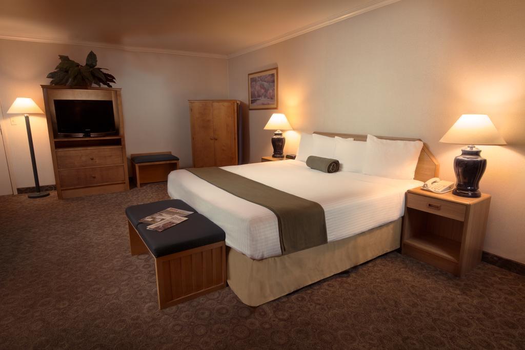 The Redwood Riverwalk, A Boutique Fortuna