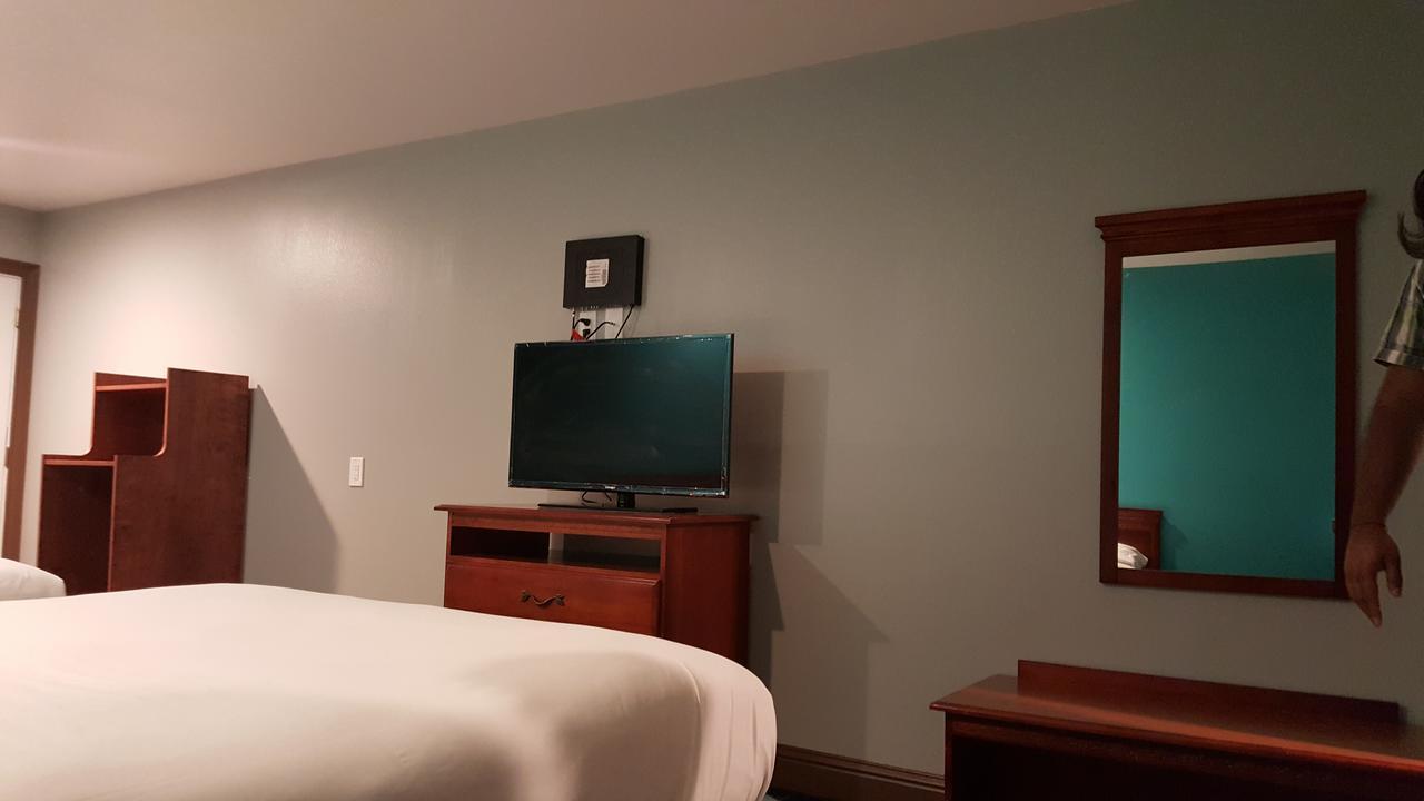 Redwood Inn