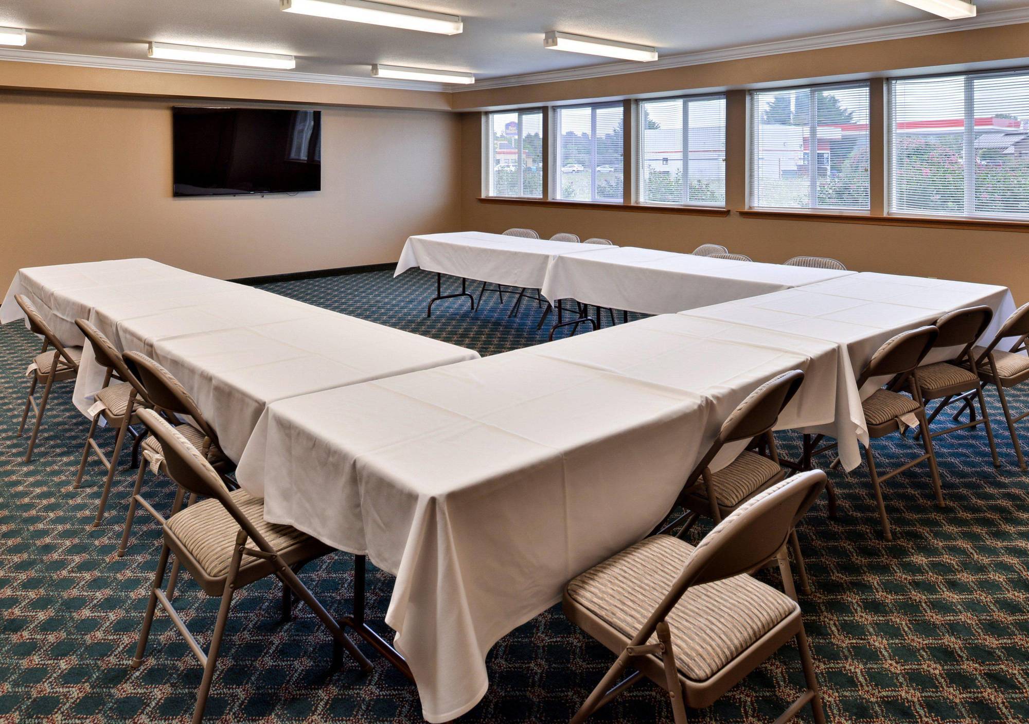 Hotel Comfort & Redwood Country 2*