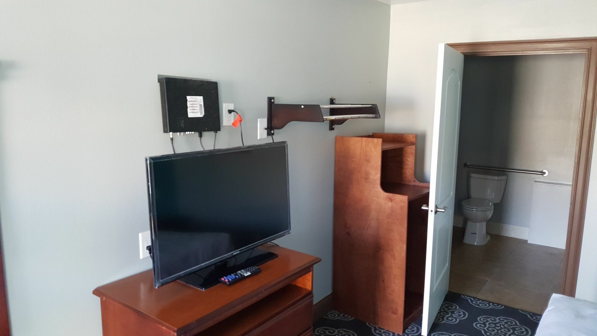 Redwood Inn 2*